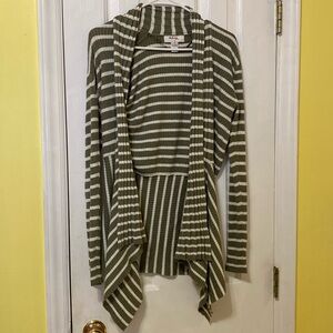 Ladies size large open front green and white sweater